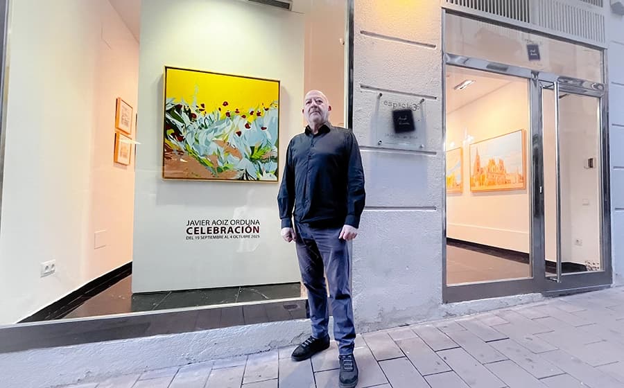 Ángel Almeida en la entrada de Espacio 36