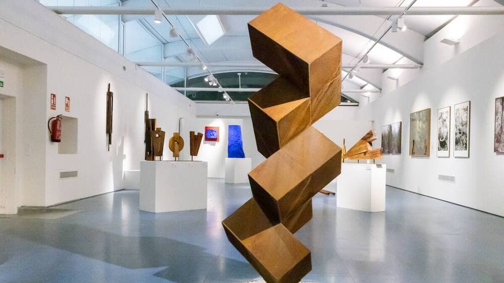 Interior Galería Espacio 36 con Escultura