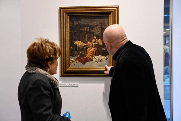 Ángel Almeida asesorando a una coleccionista