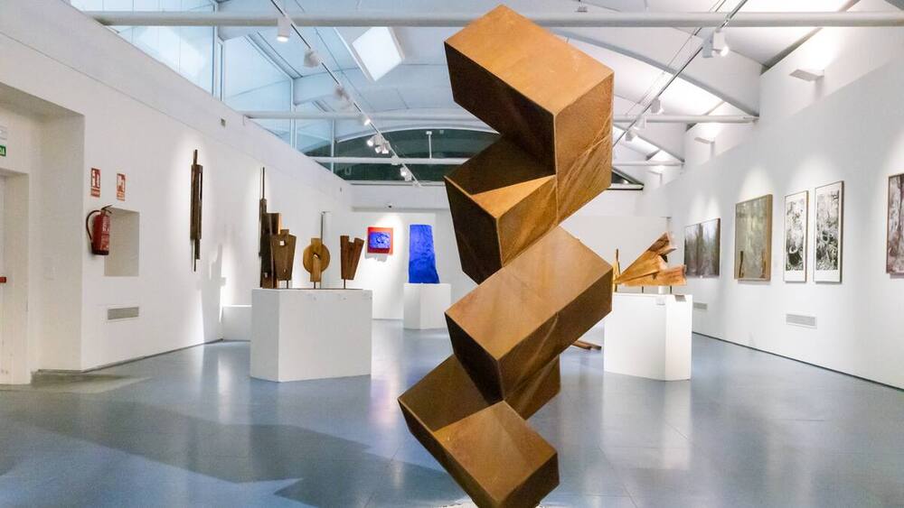Interior Galería Espacio 36 con Escultura